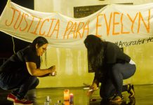 Dos mujeres prenden velas ante el monumento a la Constitución, en la capital de El Salvador, durante una manifestación de protesta la noche del 10 julio, contra la condena a 30 años de cárcel de la joven Evelyn Hernández, acusada de haberse practicado un aborto. Crédito: Edgardo Ayala/IPS