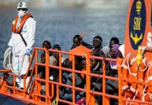 Un buque de Salvamento Marítimo llega la puerto de Málaga con inmigrantes subsaharianos rescatados en el Estrecho