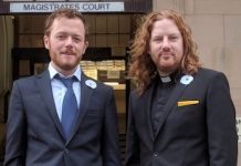 Sam Walton y Rev Daniel Woodhouse fuera del Tribunal de Magistrados de Burnley (Imagen de CAAT)