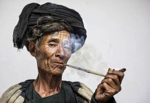 Retrato de un exorcista y hechicero de la cultura Yi, una etnia primitiva del norte de Yunnan en China.