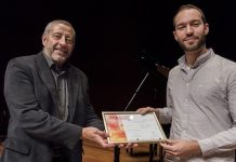 Manuel Aguilar, presidente de la Fundación SGAE, entrega el Premio Jóvenes Compositores 2016 a Abel Paúl. Foto: Marta Montes.