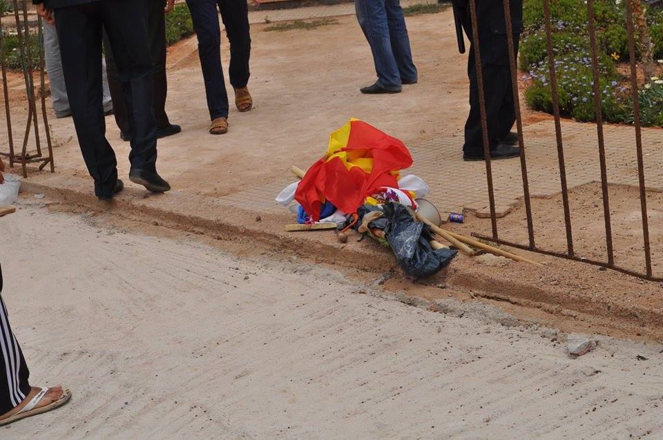 sidi-ifni-bandera-es-pisoteada Sidi Ifni: cárcel para jóvenes que reclaman españolidad