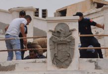 Gendarmes y policías marroquíes reducen a jóvenes que reivindican su españolidad ocupando el antiguo consulado, adornado todavía en 2016 con el escudo preconstitucional.