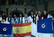 Seis miembros del grupo durante la recepción con activistas de derechos humanos frente al antiguo consulado español en Ifni. Enlaces