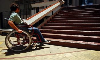 silla-de-ruedas-y-escaleras-350x212 Accesibilidad: Solo el 0.6 % de los edificios son accesibles en España