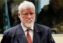 Slobodn Praljak momentos antes de suicidarse ante la corte del Tribunal Penal Internacional