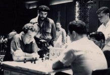 Taimanov juega en Cuba observado por Che Guevara