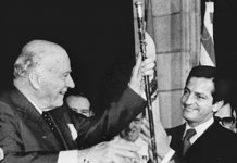 Josep Tarradellas con Adolfo Suárez en el balcón de la Generalitat, tra asumir la presidencia el 24 de octubre de 1977.