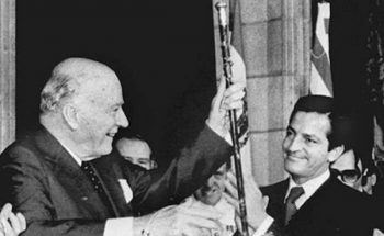 Josep Tarradellas con Adolfo Suárez en el balcón de la Generalitat, tra asumir la presidencia el 24 de octubre de 1977.