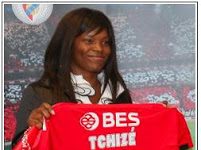 Tchizé dos Santos muestra la camiseta encarnada del Benfica, cuya filial preside en Luanda