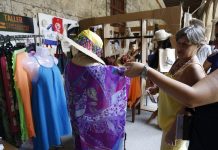 Confecciones textiles de una pequeña empresa privada, se exhiben en un estand de la feria CubaEmprende, celebrada en La Habana en abril de 2017. El sector privado espera por su legalización en las más de 200 actividades permitidas actualmente. Crédito: Jorge Luis Baños/IPS