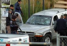 Esta camioneta fue tiroteada y perecieron cuatro personas. Foto NTX.