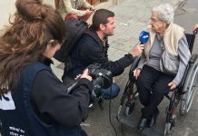 La TV comunitaria de Cardedeu (Barcelona) entrevista en la calle a una anciana que enfrenta las dificultades de las personas con discapacidad