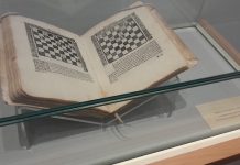 de Lucena, editado en 1497 y conservado en la Universidad de Salamanca.