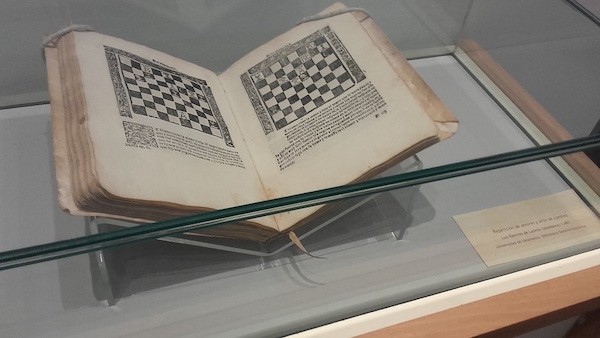 de Lucena, editado en 1497 y conservado en la Universidad de Salamanca.