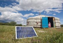 En la provincia Uvs de Mongolia, una familia usa un panel solar para generar energía para su ger, una carpa tradicional de Mongolia. Foto ONU/ Eskinder Debebe