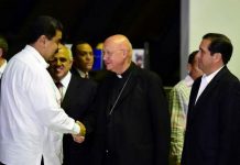 El presidente Nicolás Maduro saluda a Claudio Celli, enviado del Papa al diálogo entre el gobierno y la oposición en Venezuela, en el que participa también la Unasur. Foto: ANDES/AFP