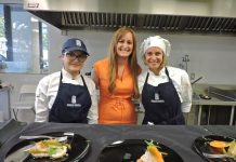 Victoria Sade, directora del Instituto Culinario Mario Moreno en Miami, con dos alumnas