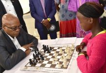 Jacob Zuma, perdió el martes 20 en una partida disputada en Mandeni, en un torneo de Navidad ante una niña de 13 años, Nokwanda Gcaba